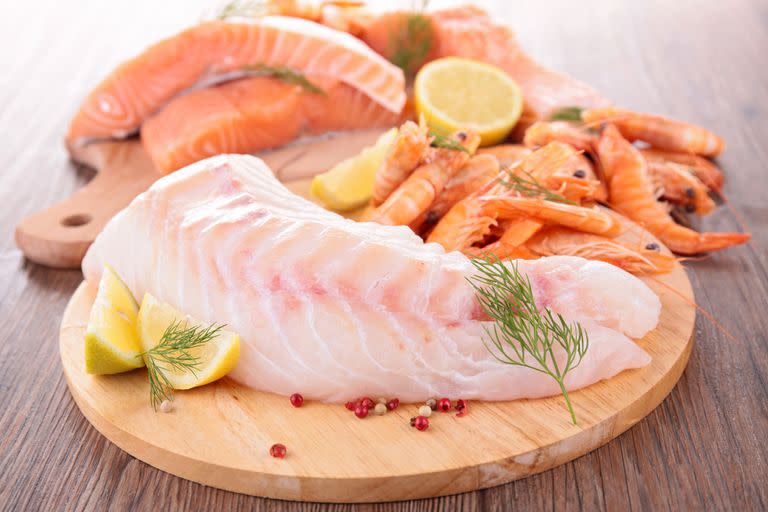 Los especialistas recomiendan sumar a la dieta pescados y frutos de mar