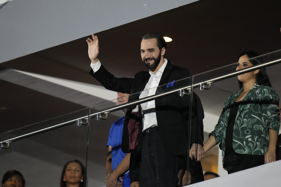 El presidente salvadoreño Nayib Bukele saluda durante la ceremonia inaugural de los Juegos Centroamericanos y del Caribe en San Salvador, el viernes 23 de junio de 2023 (AP foto/Arnulfo Franco)