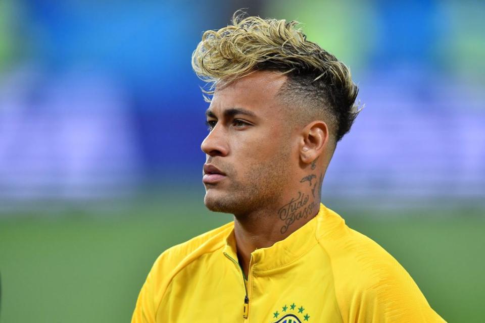 <p>Die internationalen Medien machen sich aktuell über Neymars neuen Look ein wenig lustig. Der Brasilianer, hier beim Spiel gegen die Schweiz am 17. Juni 2018, hat sich seine dunklen Haare für die WM blond gefärbt und trägt sie vorn lang mit einer Art Tolle. Im Netz wird er nun als „Spaghetti“-Kopf oder Wischmob belächelt. (Bild: Joe Klamar/AFP/Getty Images) </p>