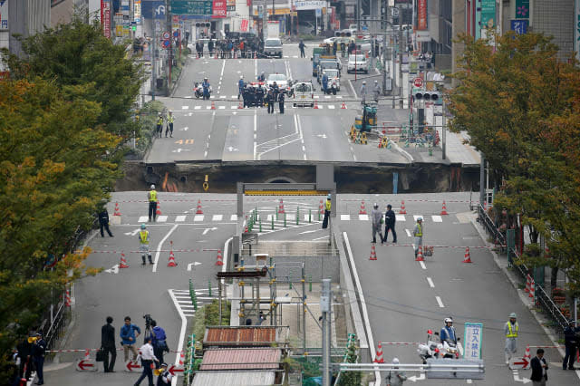 Speedy Japanese worker fix sinkhole in a week