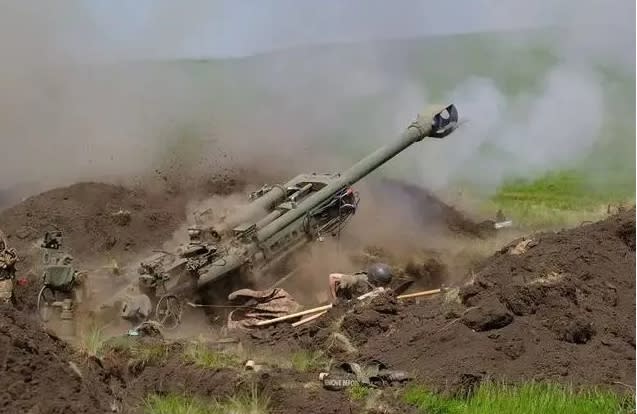 烏克蘭軍隊使用的的 M777 榴彈砲拆除了美軍自用的數位化火控系。   圖 : 翻攝自樞密院十號