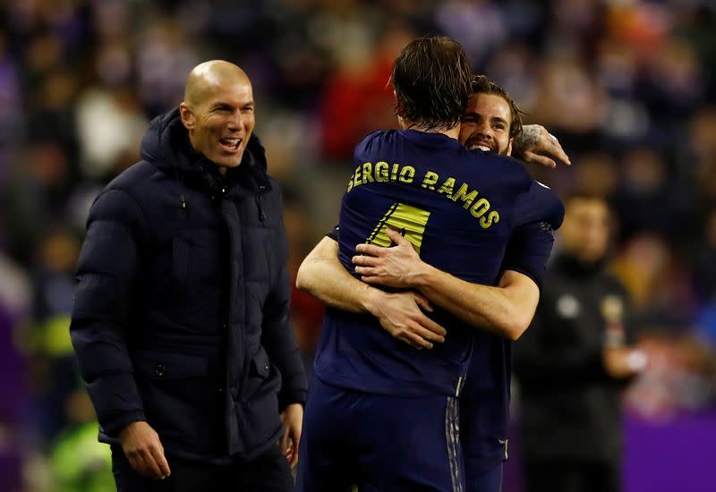 Foto del domingo de Nacho celebrando el gol del Real Madrid junto a Sergio Ramos y Zinedine Zidane