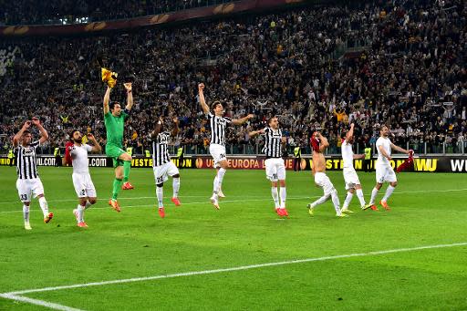 Los jugadores de la Juventus de Turín festejan con su público su clasificación para semifinales de la Europa League al vencer en su feudo al Lyon por 2-1, el 10 de abril de 2014 (AFP | GIUSEPPE CACACE)