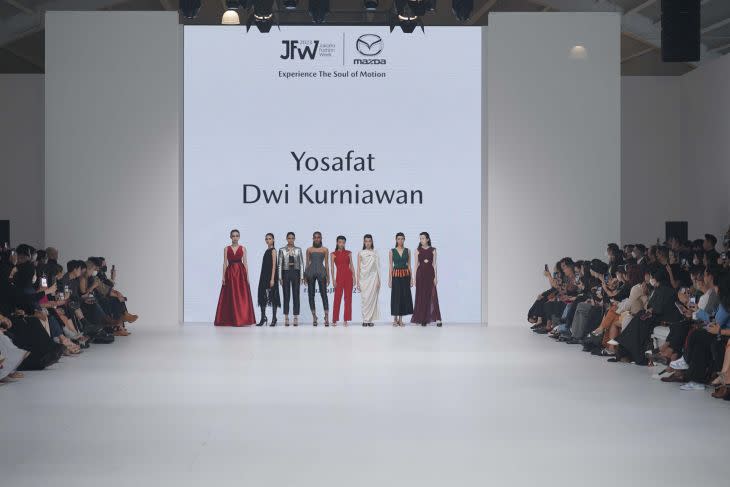 Fashion Show Yosafat Dwi Kurniawan x Mazda di Jakarta Fashion Week 2023 (ANTARA/HO-Mazda)