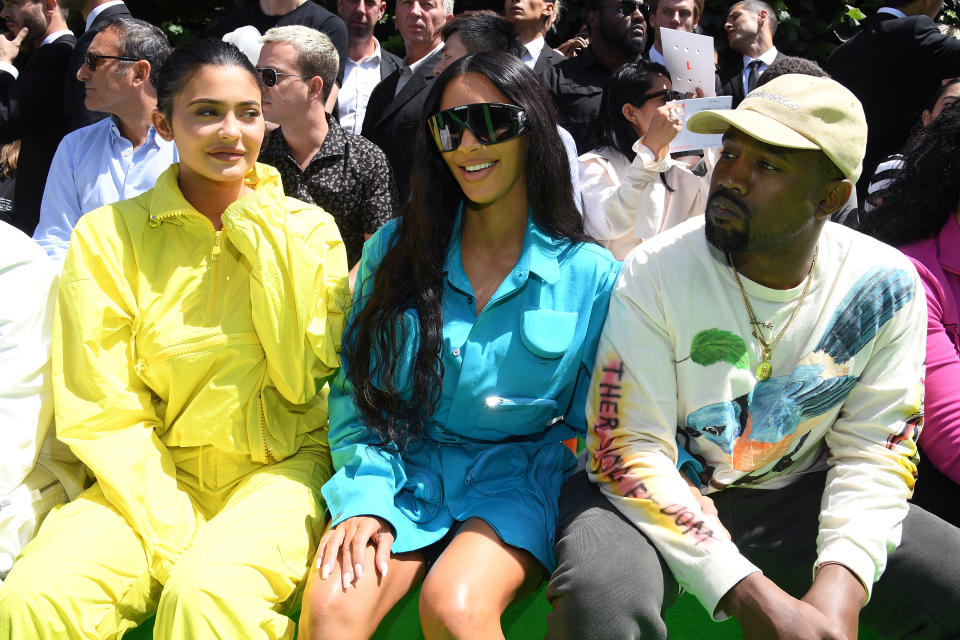 Kylie Jenner, Kim Kardashian und Kanye West in der Front Row von Louis Vuitton. (Bild: Getty Images)
