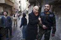 Ghada y Yosef se conocieron hace siete meses consultando una página opositora siria en Facebook y celebraron su boda ante un comandante yihadista de Alepo, una ciudad tomada en gran parte por los rebeldes, donde ya ningún juzgado funciona. (AFP | Jm López)