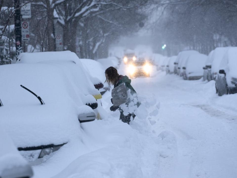 Get ready to dig out your car on Sunday as snow is making its way to Southern Quebec.  Expect 10 to 15 centimeters in Montreal and the Eastern suburbs.  (Paul Chiasson/The Canadian Press - image credit)