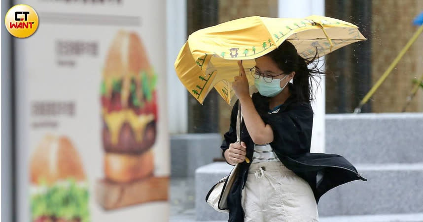 強颱「軒嵐諾」的陸上警報解除後，各地風雨逐漸減弱。（圖／黃耀徵攝）