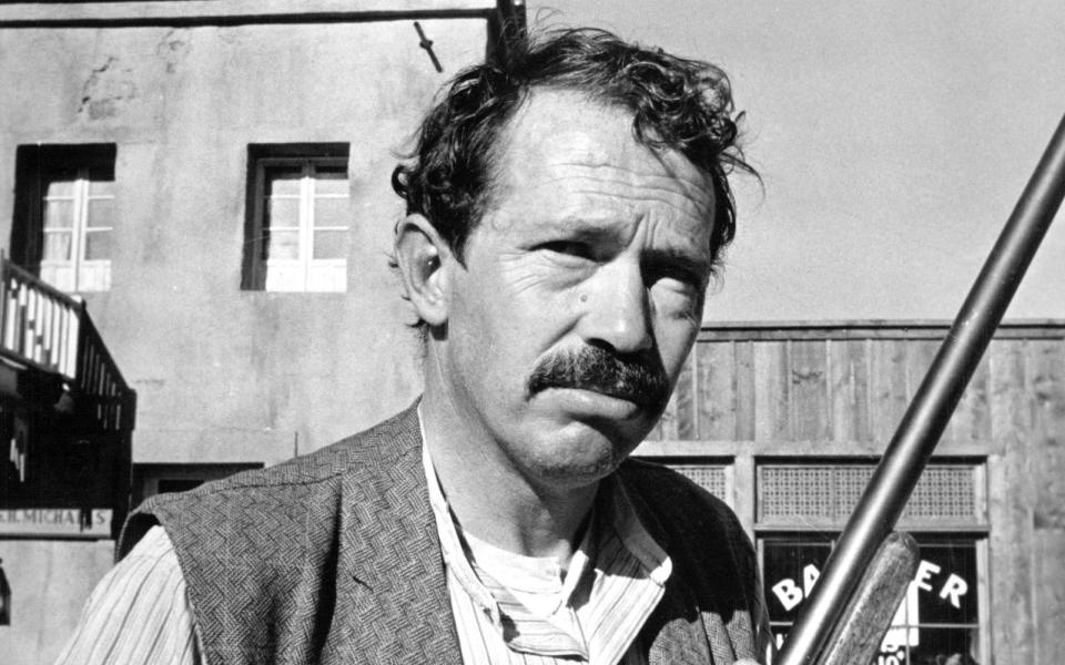 20. Man kann die Geschichte des Westerns nicht ohne die Charakterköpfe aus der zweiten Reihe erzählen. Warren Oates war wie gemacht für den Part des tragischen Antihelden. Nicht zufällig war er ein Lieblingsschauspieler der Regie-Outlaws Sam Peckinpah und Monte Hellman. Schlüssel-Western: "Das Schießen" (1966), "The Wild Bunch" (1969). (Bild: 2013 Getty Images/Silver Screen Collection)