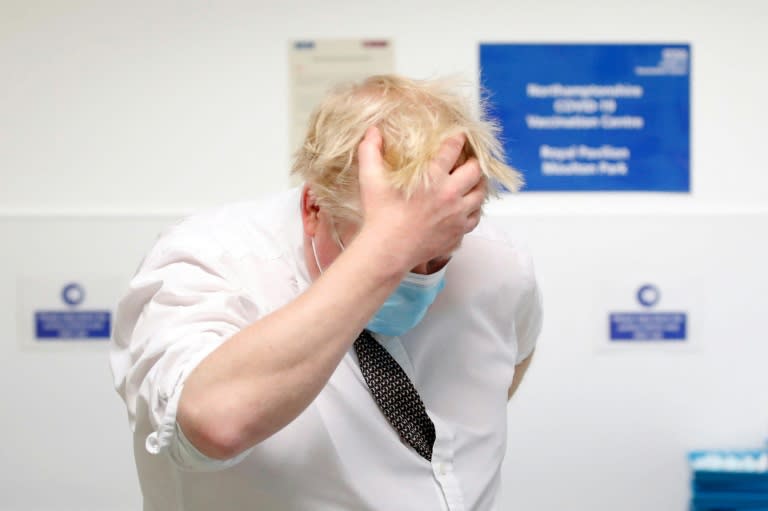 Boris Johnson gesticula durante una visita a un centro de vacunación en Northampton, el 6 de enero de 2022 en el centro de Inglaterra (AFP/Peter Cziborra)