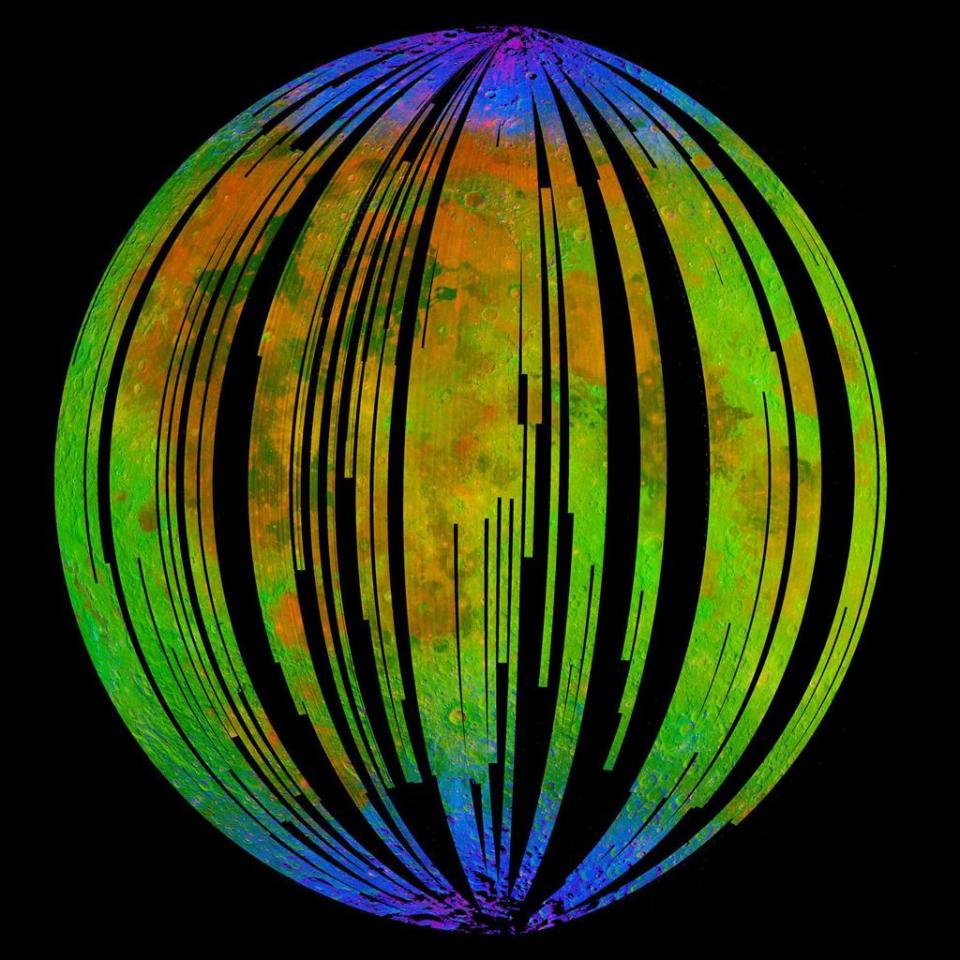 So sieht der Mond durch die Augen des Moon Mineralogy Mappers aus: Das Spektrometer zeigt hier unterschiedliche mineralogisch-chemische Vorkommen. Blau steht für Wasseransammlungen an den Polen. Foto: ISRO / NASA / JPL-Caltech / Brown University / USGS