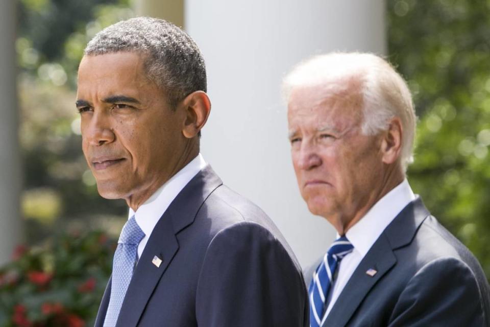 El presidente Barack Obama, acompañado por el vicepresidente Joe Biden, hace una declaración sobre Siria en la Rosaleda de la Casa Blanca el domingo 31 de agosto de 2013.