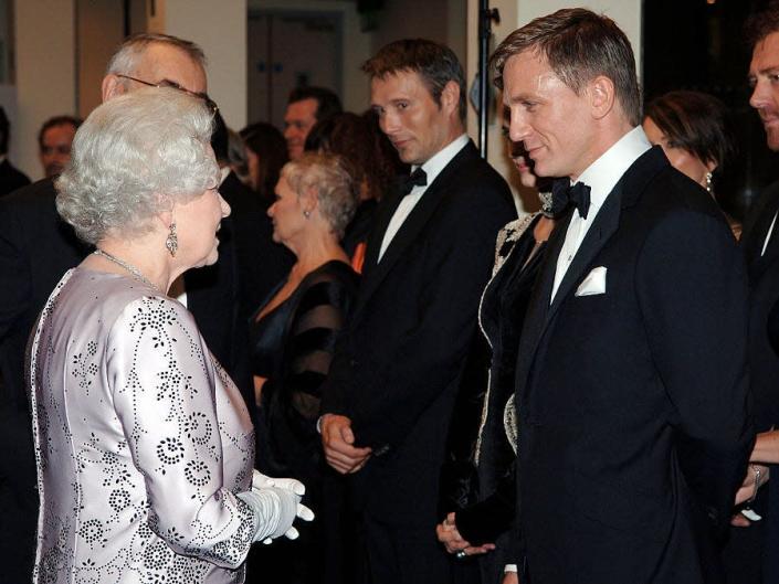 Daniel Craig rencontre la reine Elizabeth