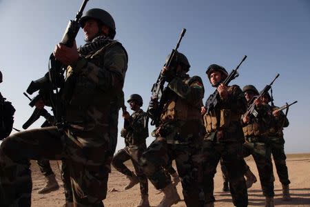 Volunteers from the Yazidi sect who have joined the Kurdish peshmerga forces to fight against militants of the Islamic State, take part in a training on the outskirts of the town of Sinjar, February 3, 2015. REUTERS/Ari Jalal