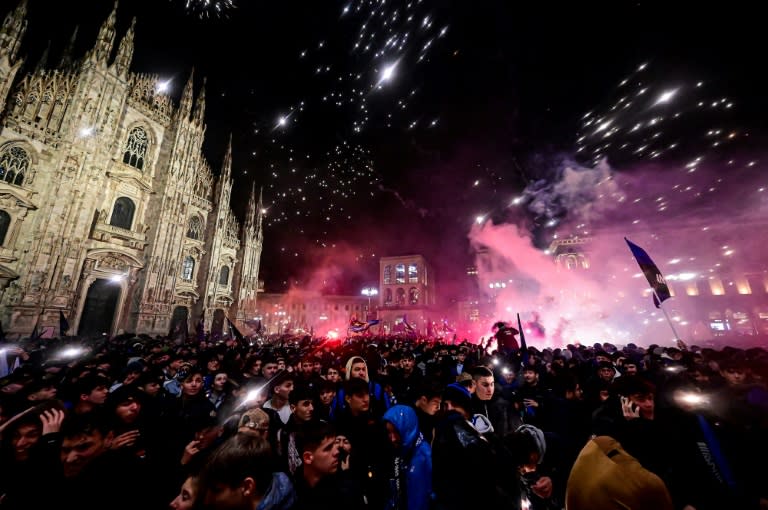 Aficionados del Inter de Milán celebran delante de la catedral de la ciudad el título de campeón de Italia, tras el partido de Serie A contra el AC Milan, el 22 de abril de 2024 en Milán. (Piero CRUCIATTI)
