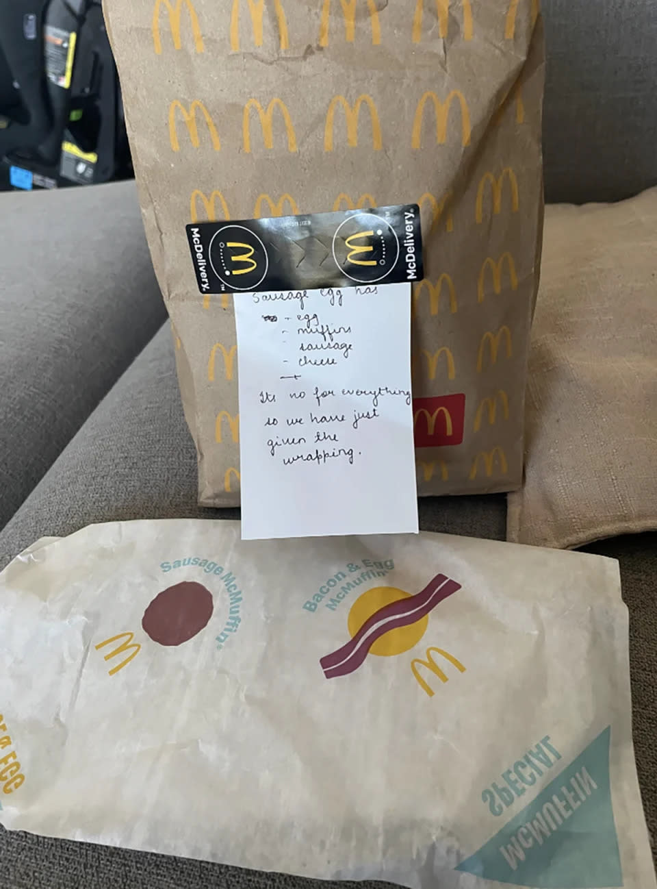 Eine schwangere McDonald’s-Kundin wurde schwer enttäuscht, nachdem man ihr das leere Papier für einen Sausage McMuffin und eine Nachricht geliefert hatte. Quelle: Reddit
