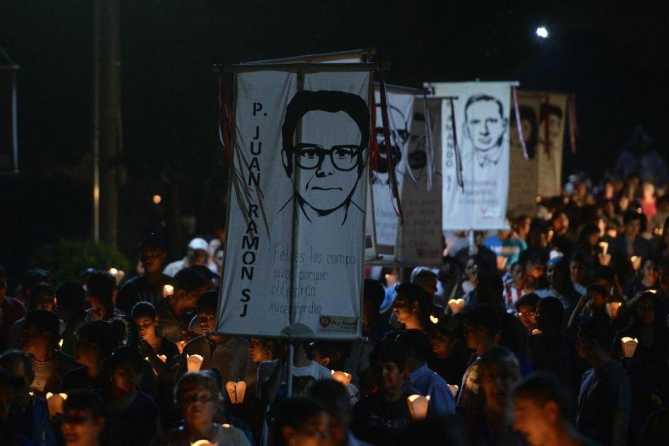 Marcha para conmemorar la matanza de1989 en la Universidad Centroamericana de El Salvador.