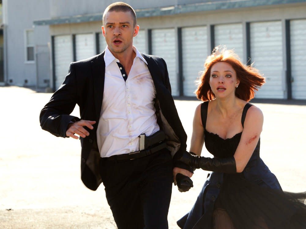 "In Time - Deine Zeit läuft ab": Die Uhr von Will Salas (Justin Timberlake) und Sylvia Weis (Amanda Seyfried) tickt. (Bild: RTL / © 2011 Twentieth Century Fox Film Corporation)