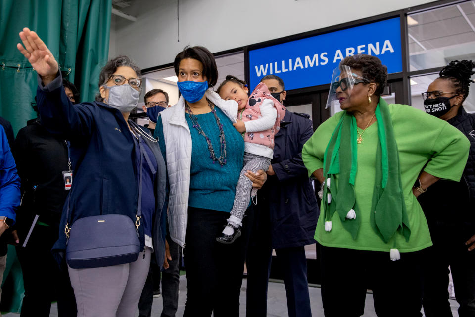 Dr. GiGi El-Bayoumi shows D.C. mayor Muriel Bowser and her daughter Miranda Bowser, alongside Cora Masters Barry, the Southeast Tennis and Learning Center (Amanda Andrade-Rhoades / The Washington Post via Getty Images file)