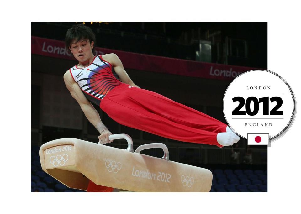 Le japonais Kōhei Uchimura, considéré par beaucoup comme le plus grand gymnaste de tous les temps fait forte impression entre ses pirouettes, son pantalon rouge et son maillot moulant à motifs.