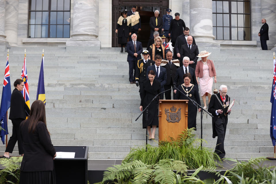 <p>In Wellington, Neuseeland, treten die Premierministerin Jacinda Ardern, die Gouverneurin Cindy Kiro und andere Politiker in schwarzem Trauergewand vor das Volk. (Bild: Fiona Goodall/Getty Images)</p> 