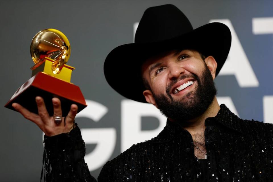 El cantante y compositor mexicano Carín León, Ganador del ‘Mejor álbum de música norteña’ por ‘Colmillo de Leche’, durante la gala anual de los Latin Grammy que se celebró el 11 de noviembre en Sevilla.