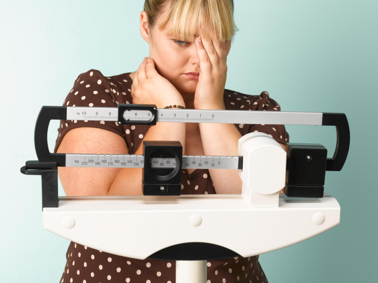 Las dietas restrictivas, las críticas y agresiones de la sociedad afectan tanto la salud física como su salud emocional. (Getty Creative)