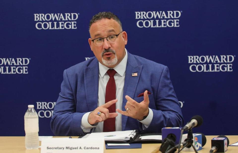 El secretario de Educación de Estados Unidos, Miguel Cardona, hace sus comentarios durante una mesa redonda con estudiantes del programa de nueva capacitación laboral Broward Up durante su visita a la escuela secundaria Cypress Bay en Weston, el lunes 4 de abril de 2022.