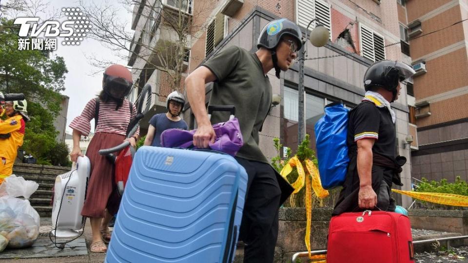 民眾返家取重要物品。（圖／胡瑞麒攝）