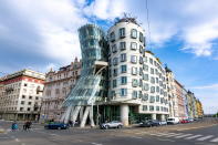 La Casa Danzante fue diseñada por los arquitectos Vlado Milunić y Frank Gehry y se encuentra en la ciudad de Praga. Finalizada en 1996, su forma causó una gran polémica, ya que el edificio se encuentra rodeado por construcciones de estilo gótico y barroco y parecía no estar en armonía con ellos. (Foto: Getty Images).