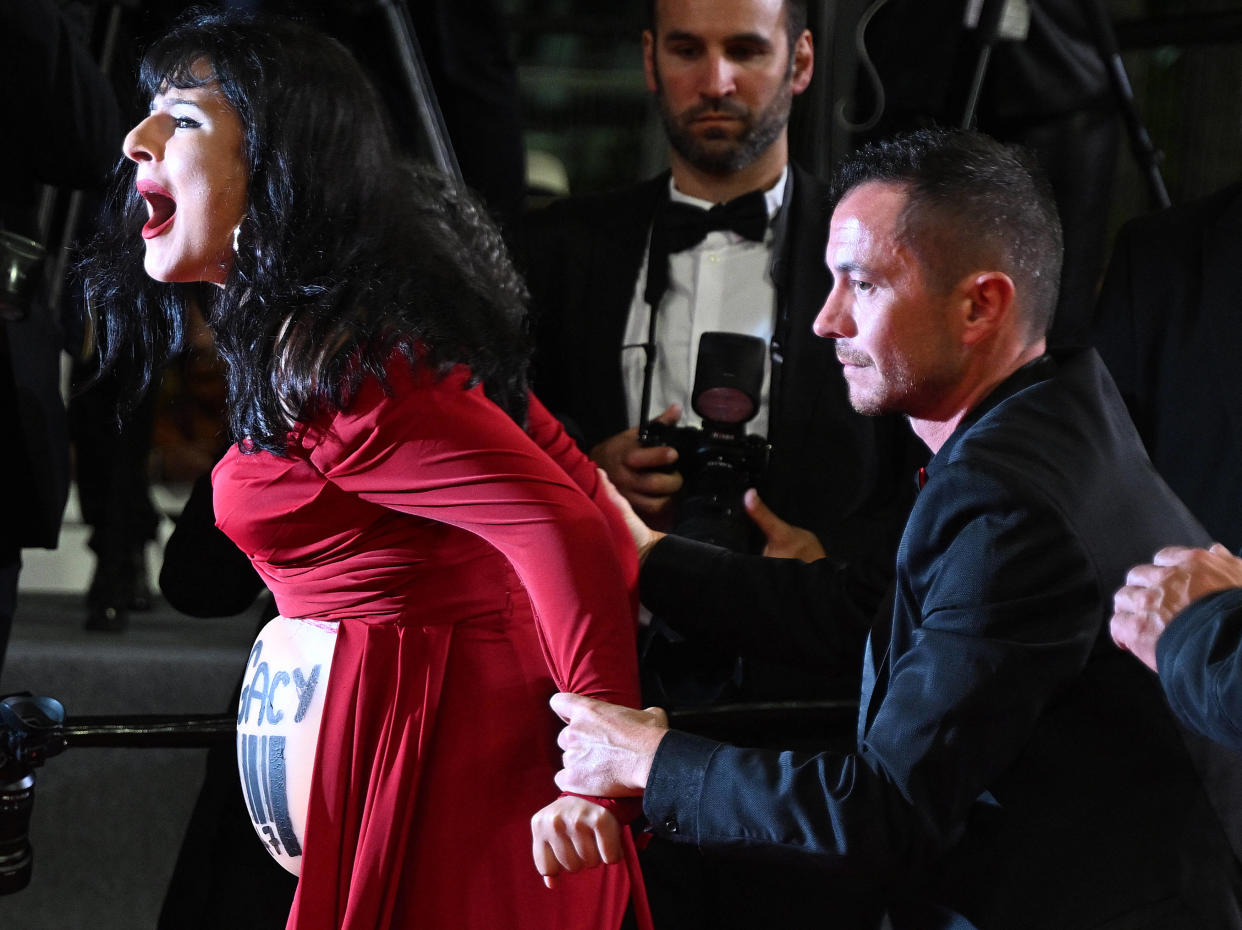 Une militante féministe a fait irruption sur le tapis rouge du Festival de Cannes, le 17 mai 2023.