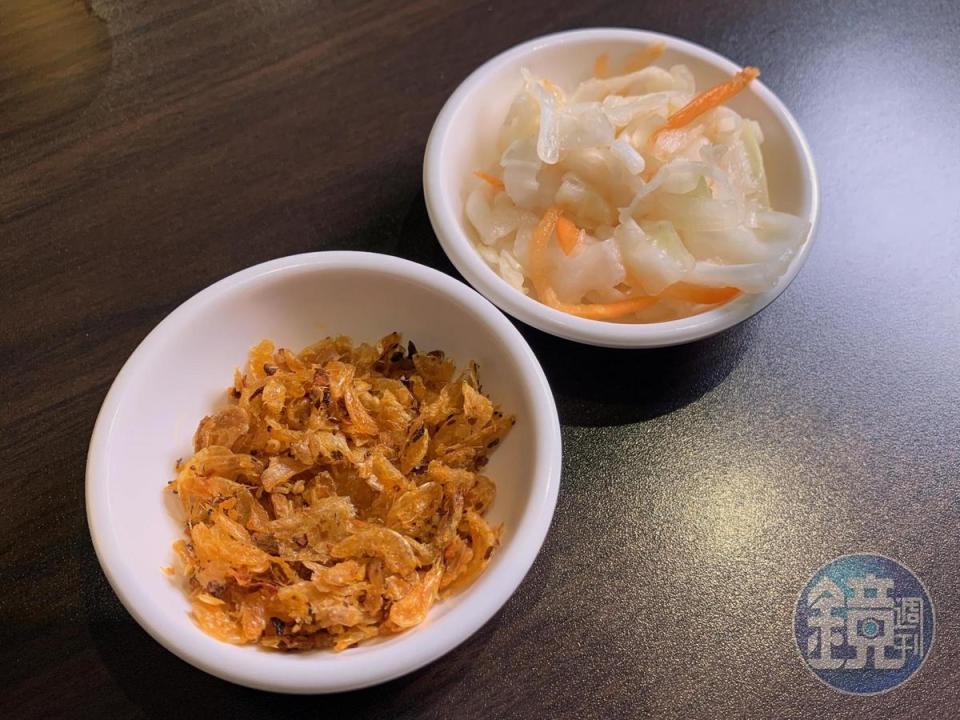 店家自製的蝦皮和泡菜，可以增加香米飯的口感。