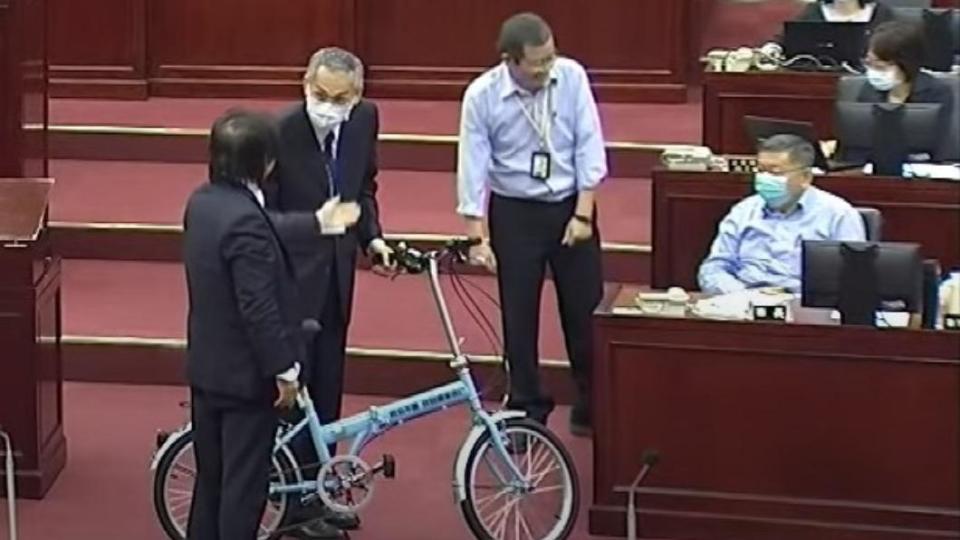 柯文哲認為，王世堅贈送的小折腳踏車最實用。（圖／翻攝自柯文哲臉書）