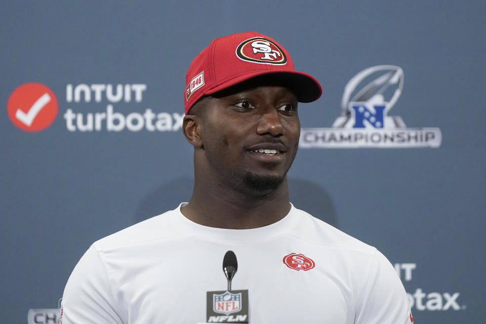 El wide receiver de los 49ers de San Francisco Deebo Samuel platica en conferencia de prensa luego de un entrenamiento en Santa Clara, California, el viernes 26 de enero de 2024. (AP Foto/Jeff Chiu)