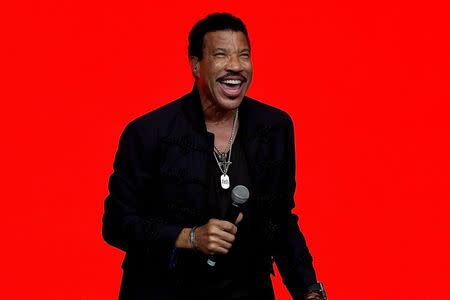 Lionel Richie performs on the Pyramid stage at Worthy Farm in Somerset during the Glastonbury Festival in Britain, June 28, 2015. REUTERS/Dylan Martinez