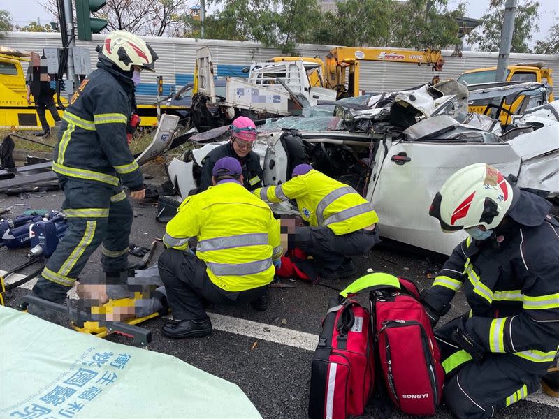 國道2號西向發生車禍事故，轎車駕駛無生命跡象送醫搶救。（圖／翻攝畫面）