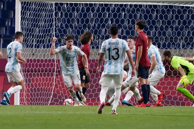 Tomas Belmonte celebra un gol ante España por los JJOO de 2020 