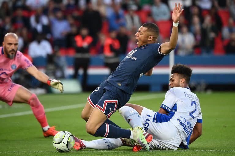 Erik Palmer Brown le comete penal a Kylian Mbappé  