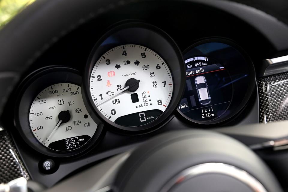 選用的白色轉速錶/跑車計時套件碼錶底色，在近乎全黑的車室中顯得格外亮眼。