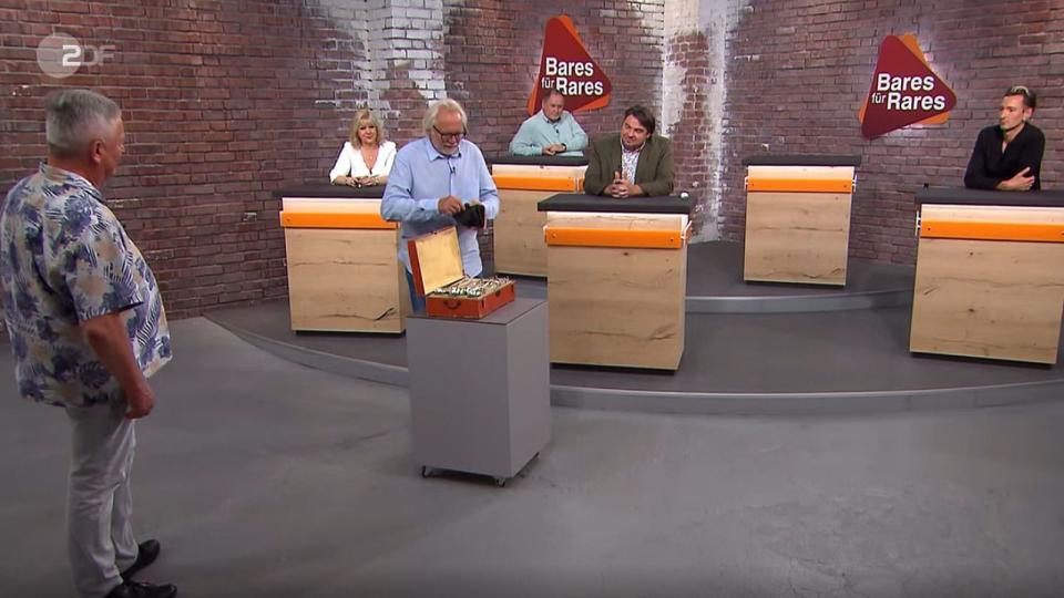 Friedrich Häusser (dritter von links) schlug zu und blätterte sogar 1.710 Euro auf den Tisch. (Bild: ZDF)