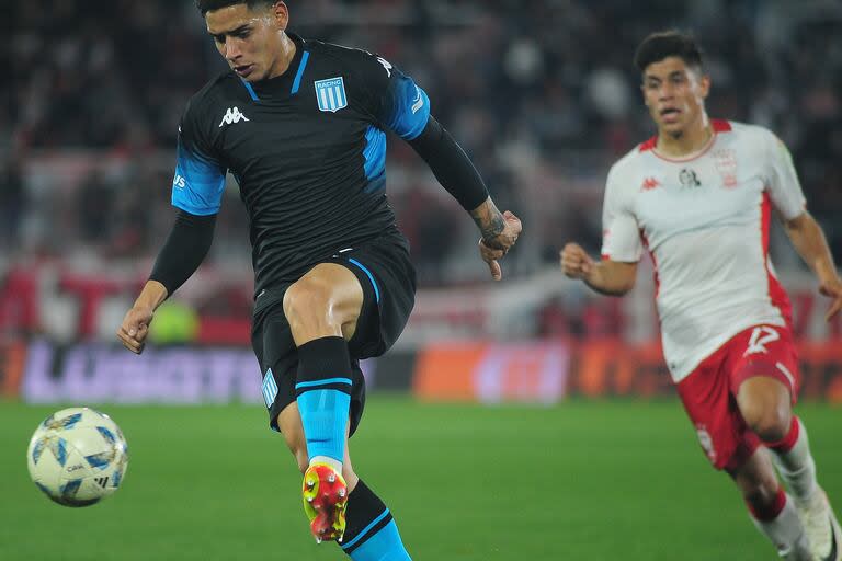 Nazareno Colombo domina la pelota delante de Francisco Ramírez; Huracán, sobre todo, y Racing siempre fueron al ataque en el palacio Ducó.