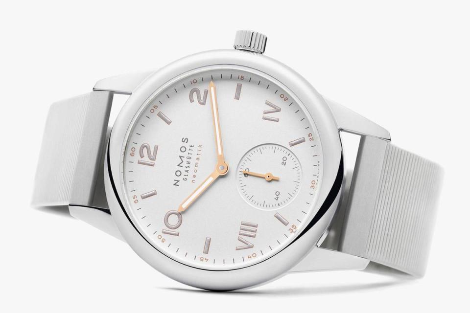 NOMOS Club Campus neomatik配備新的鏈帶，39.5mm不鏽鋼錶殼，裝載DUW 3001自動上鏈機芯，防水200米，定價NT$106,700。