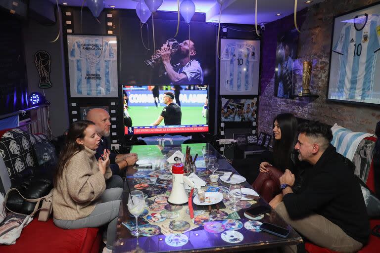 Previa del partido en el bar Punto Límite en Palermo.