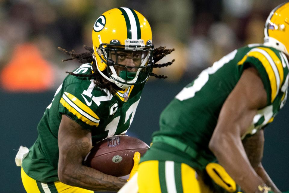 Davante Adams runs with the ball during the Packers' game against the Vikings on Jan. 2, 2022 at Lambeau Field.