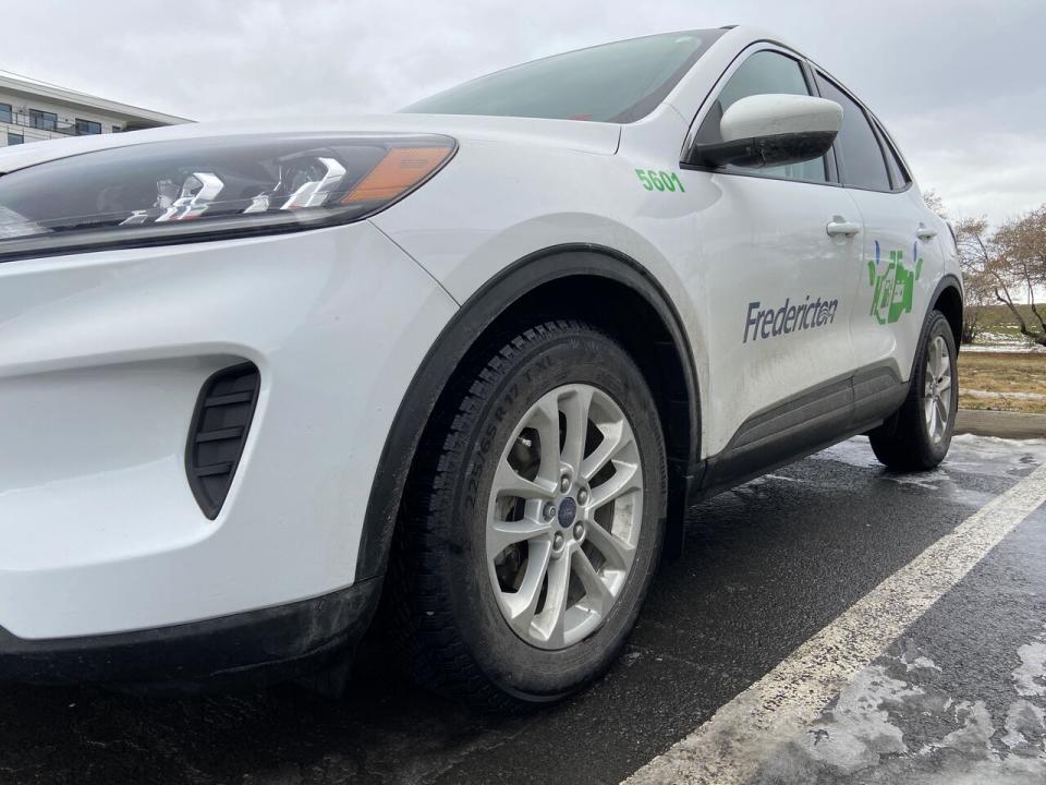 Fredericton city staff have brought forward a proposed policy that would limit the amount of time employees can let their municipal vehicle idle for.