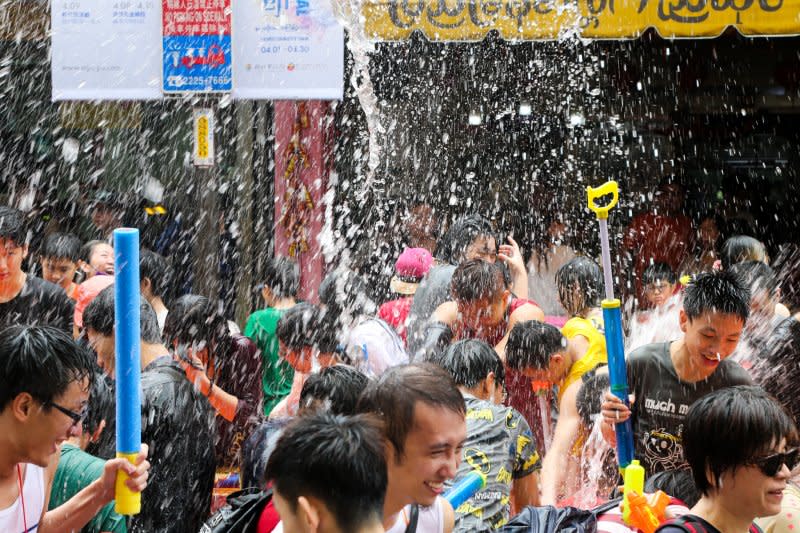  20160416-2016新北市潑水節.新住民過年，儘情潑水去霉運、招好運.（陳明仁攝）