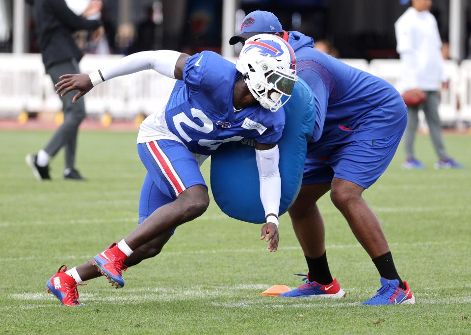 Kaiir Elam fights off a block during punt blocking drills.