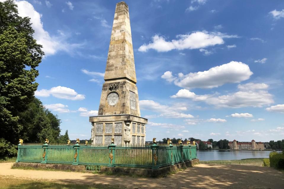 Ein spektakuläres Panorama bietet sich vom Weinberg auf der anderen Seeseite aus, mit dem 1791 errichteten Obelisk.<span class="copyright">Peter Zander</span>