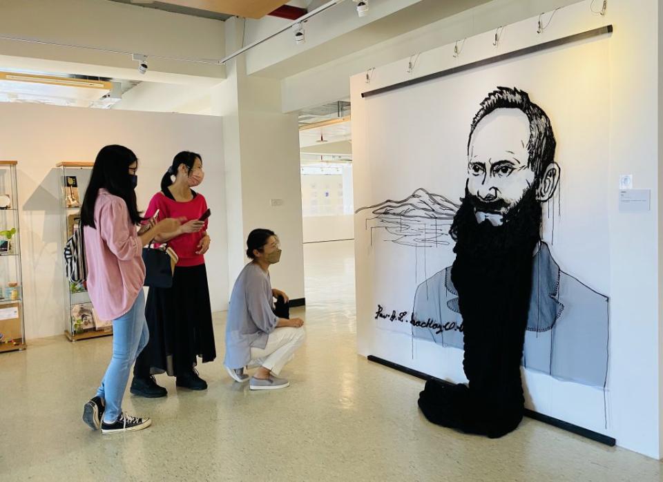 新北市立淡水古蹟博物館駐村藝術家成果聯展，其中陳琇萍耗時六個月創作高一九０公分的巨型馬偕像，霸氣又精巧細緻，頗為吸睛。（記者吳瀛洲攝）