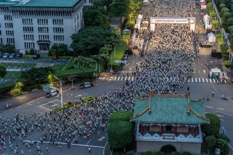 2020長榮航空城市觀光半程馬拉松今日於總統府前起跑，吸引兩萬名跑者共同迎接北市曙光，明年將擴大舉行，升格為42公里全程馬拉松賽事。（圖／長榮提供）